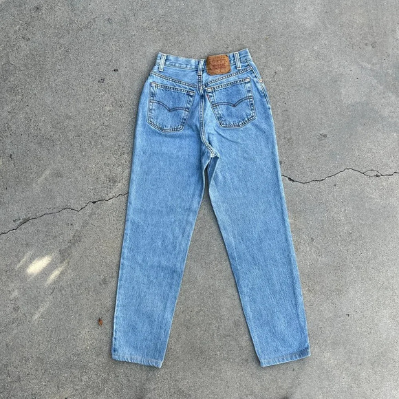 Vintage 90s Medium Wash Red Tab Levi's. Made in USA. 25"W - Picture 4 of 8